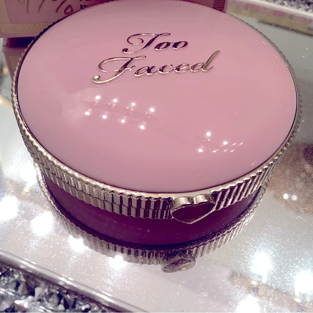 Pretty bronzer in beautiful pink compact